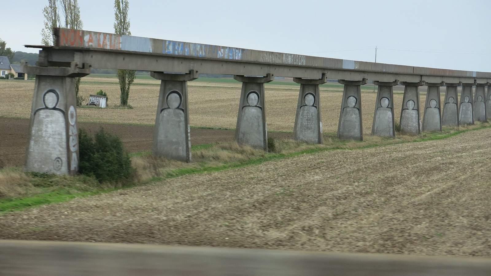Viaduc en béton de l'ancienne voie d'essai de l'Aérotrain, interrompu au niveau de l'autoroute A19 à Chevilly (Loiret), photographié en octobre 2019