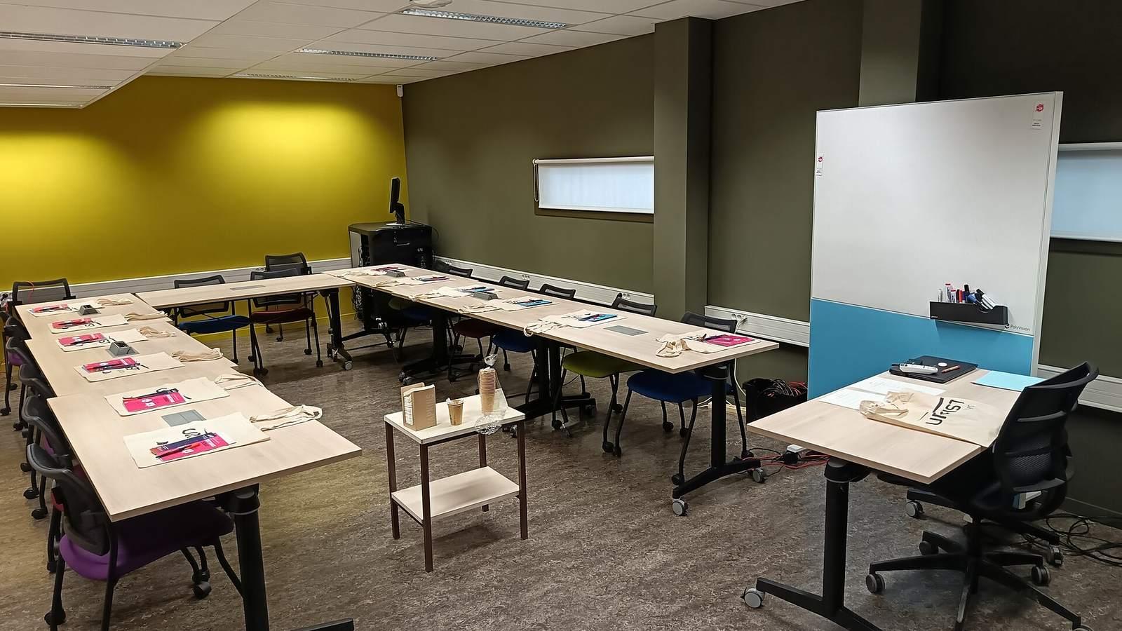 Salle de formation de l'URFIST préparée avec un kit d'accueil et des boissons