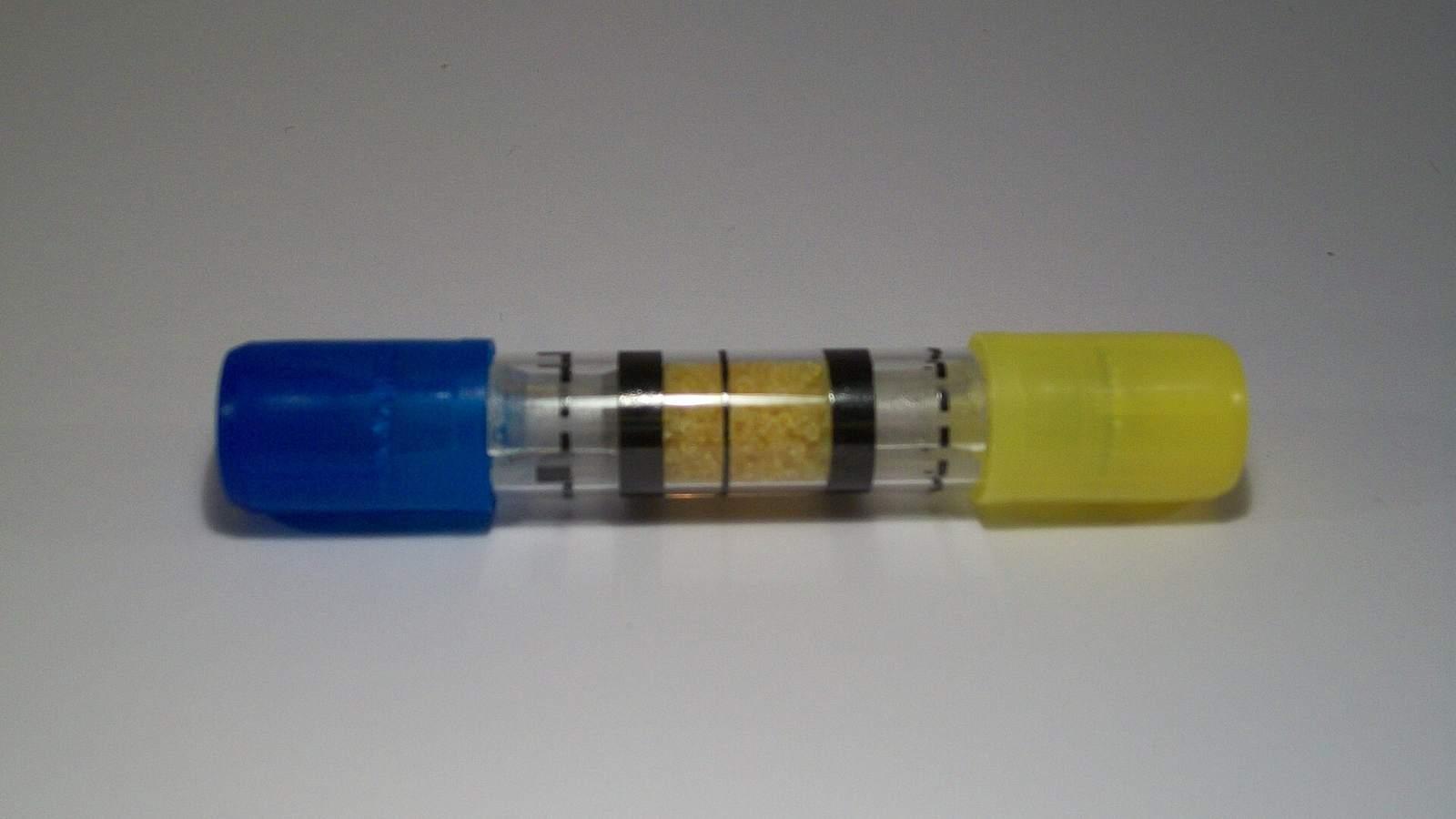 Tube de dépistage de l'alcool dans l'haleine contenant du dichromate de potassium