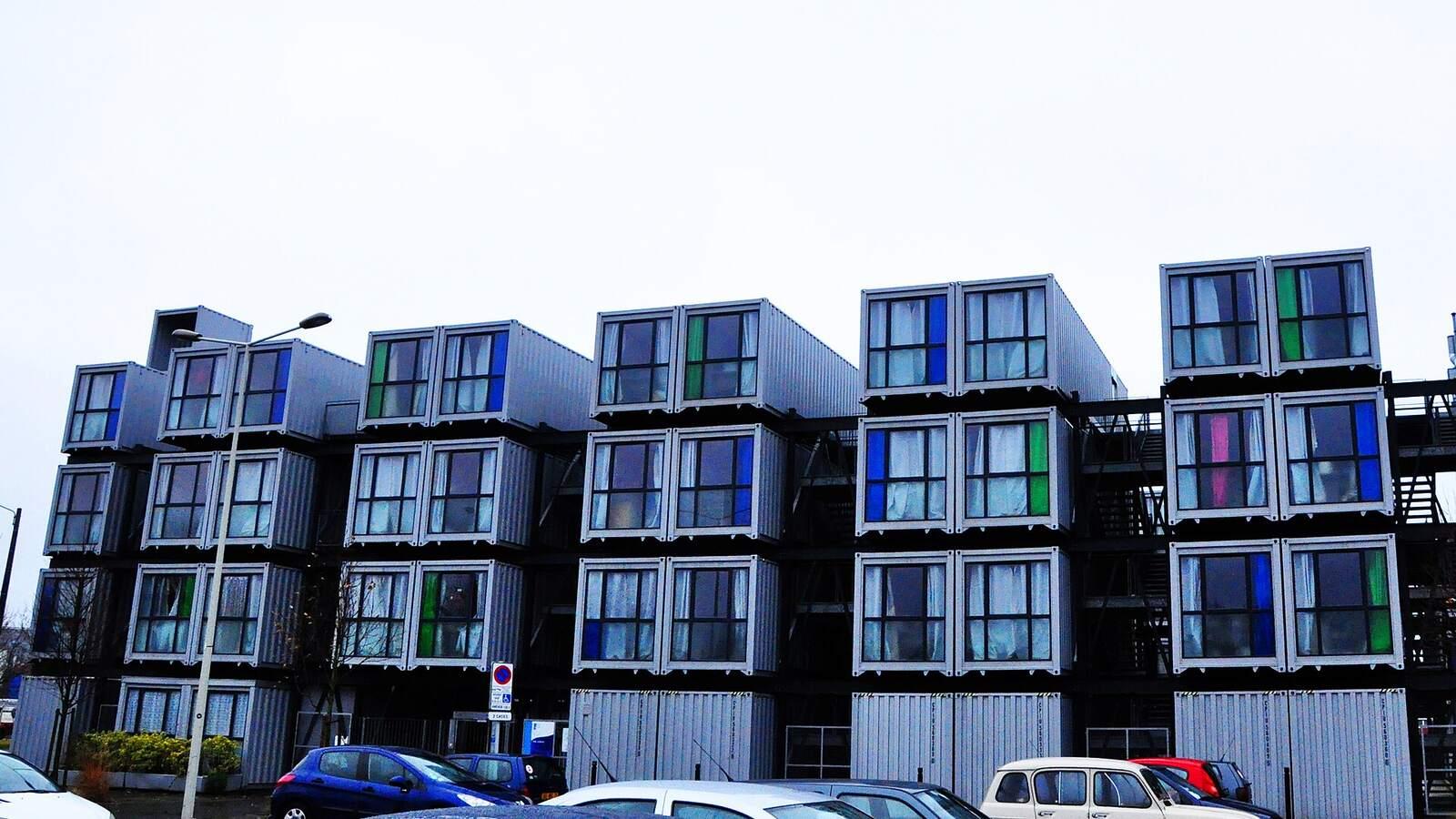 Immeuble de logements étudiants fait de conteneurs maritimes empilés, au Havre